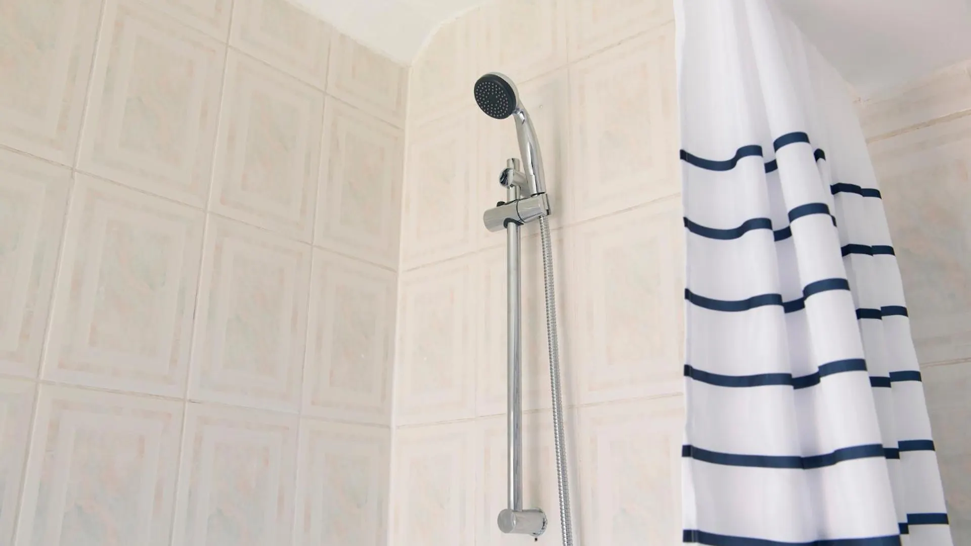 Jasig Apartments - Comfy 3 Bedroom House In Nottingham, Sleeps 6
